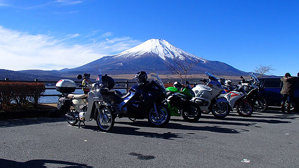 山中湖をバックに撮影